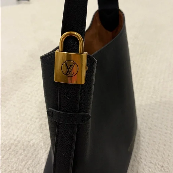 Black low key hobo LV - Picture 3 of 16